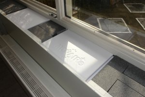 Het houten kozijn met geïntegreerde ventilatie
